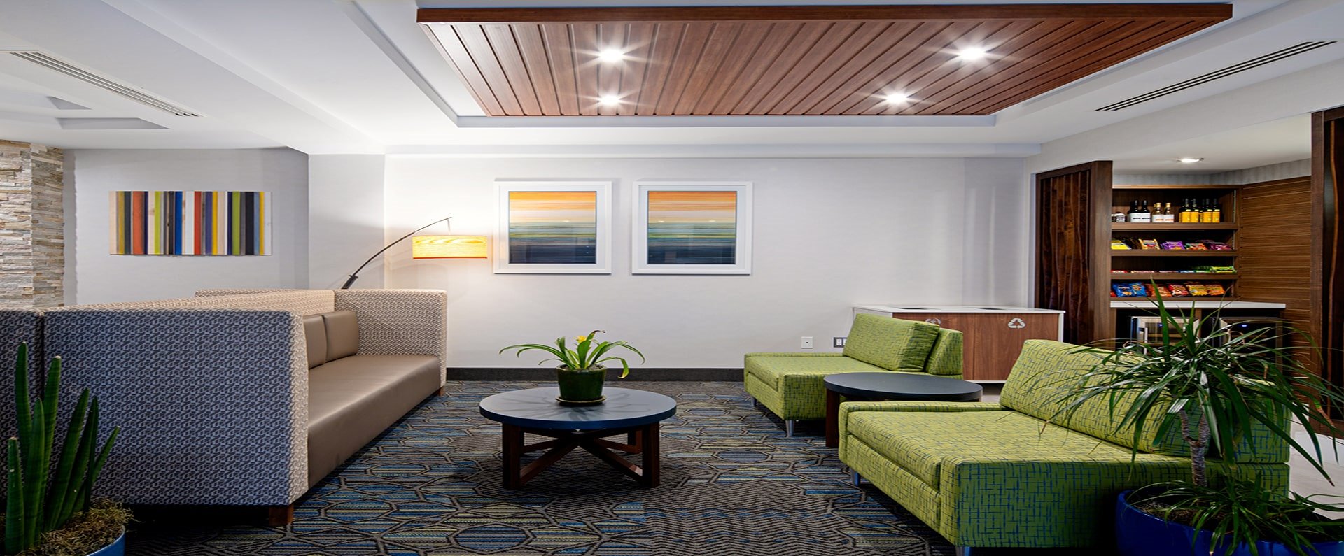 HOLIDAY INN EXPRESS & SUITES Lobby